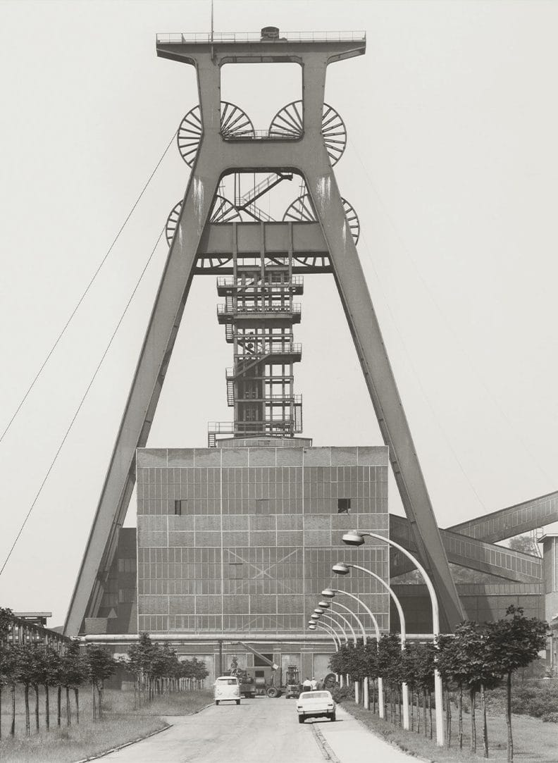 Torre di estrazione di una miniera sopra una strada, fotografia in bianco e nero
