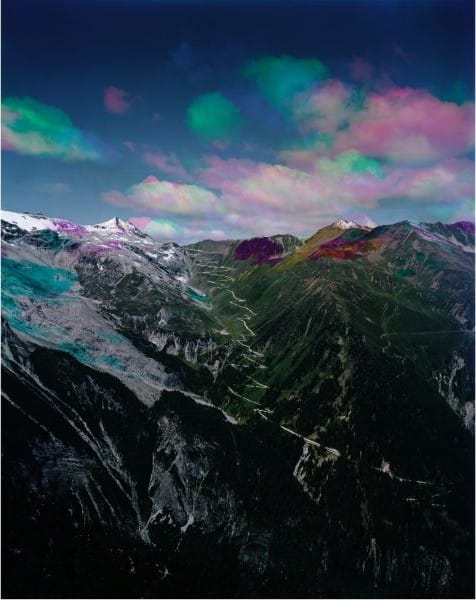 Una valle di montagna dai colori irreali
