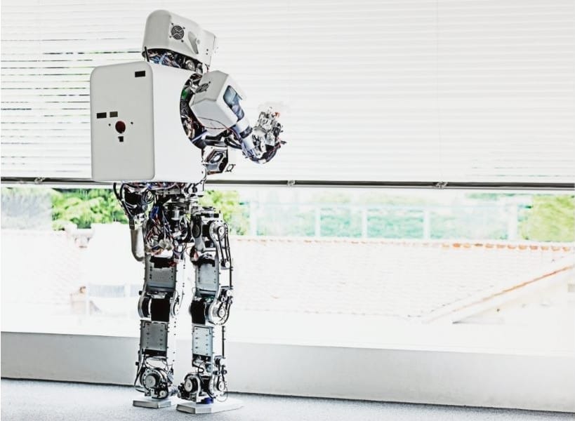 Un robot umanoide in un laboratorio luminoso