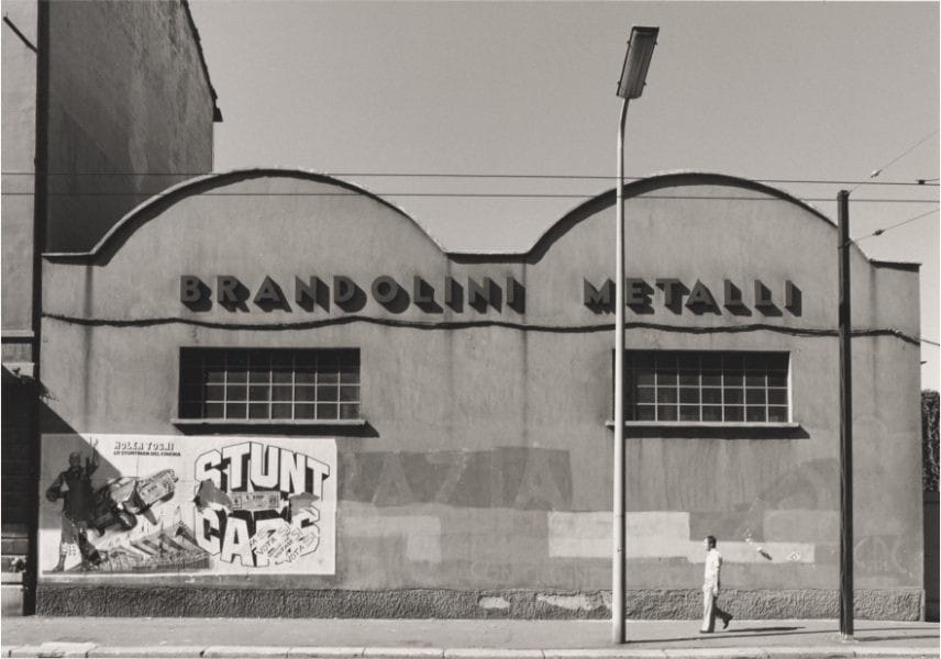 La facciata di una fabbrica in via Isonzo a Milano
