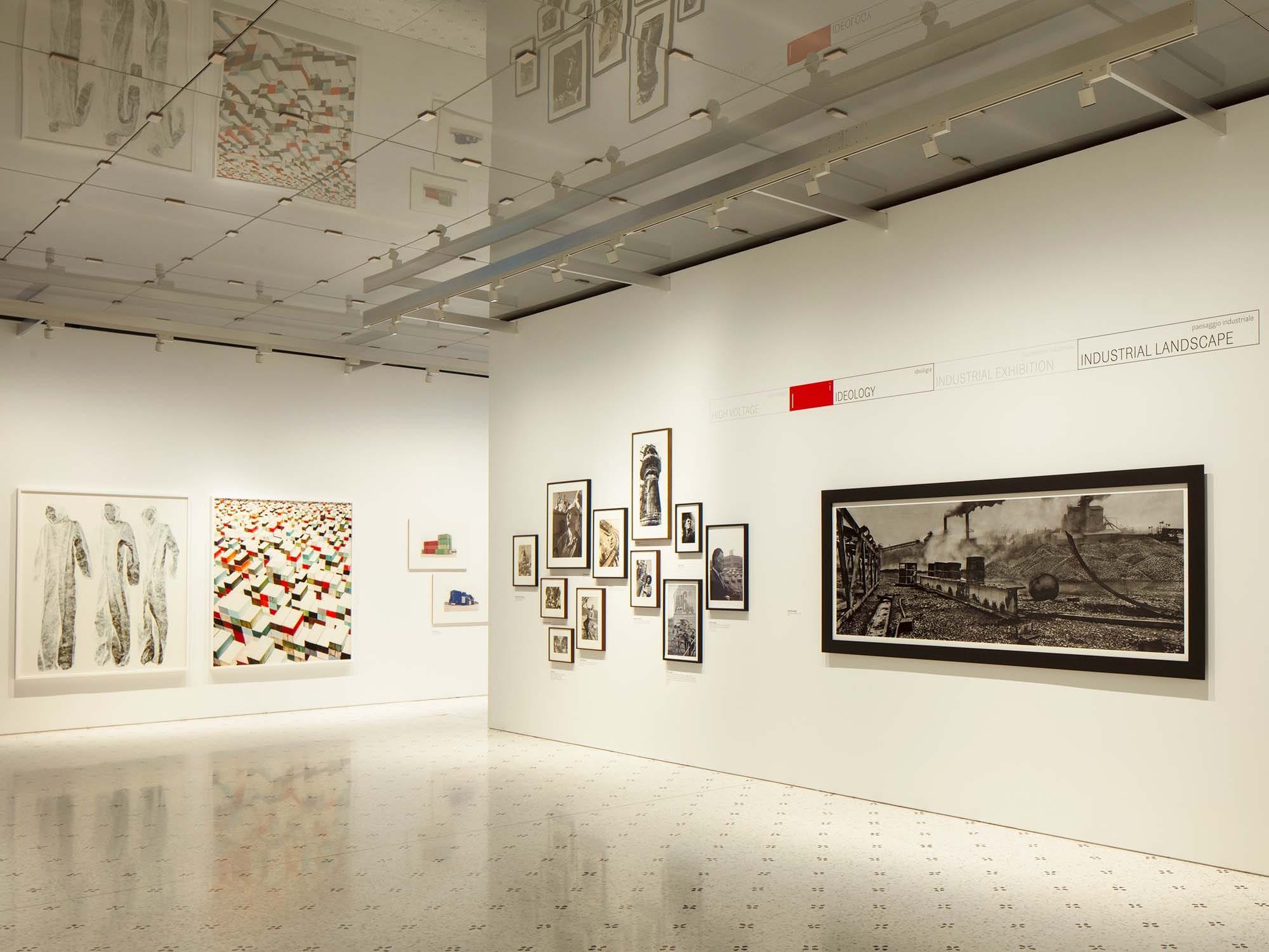 Una sala della mostra della Collezione MAST, con opere alle pareti bianche