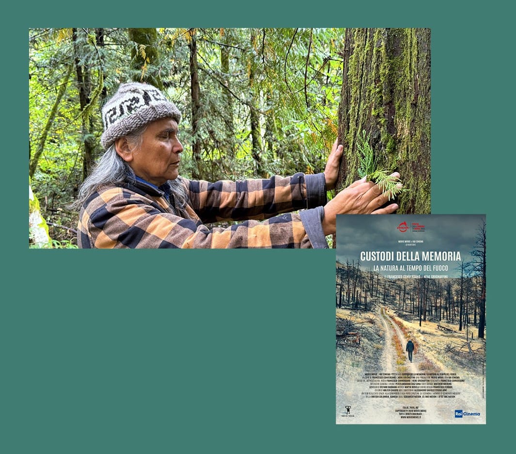 Un protagonista del film, con il berretto di lana, appoggia le mani al tronco di un grande albero nella foresta; accanto, la locandina con una strada sterrata tra alberi bruciati