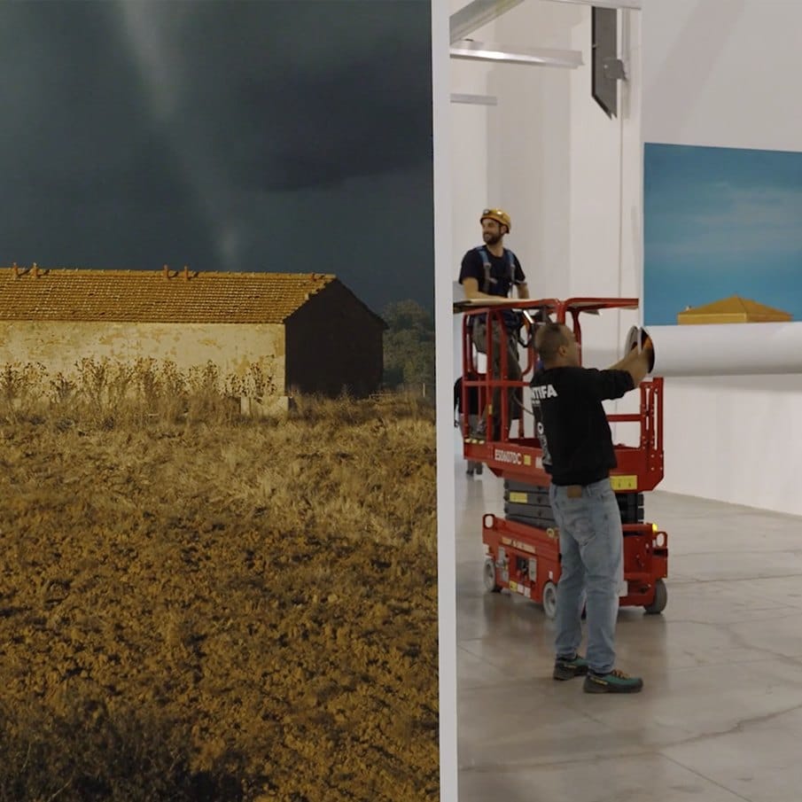L’allestimento di una mostra di Foto/Industria 2025