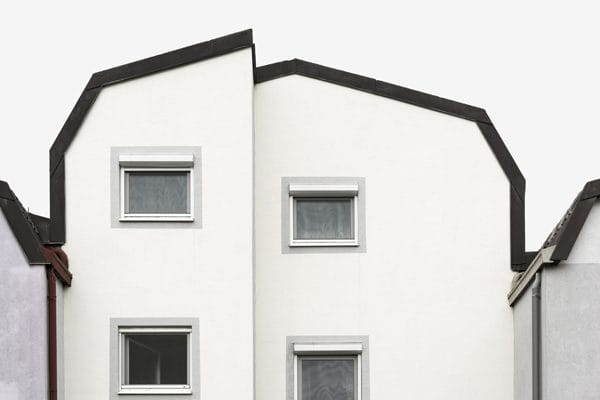 Facciata bianca di una casa del complesso Gerlitzgründe a Graz