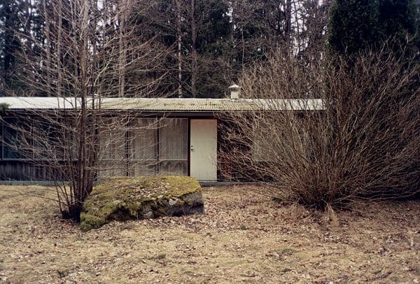 Una casa bassa di Bruno Mathsson tra alberi spogli