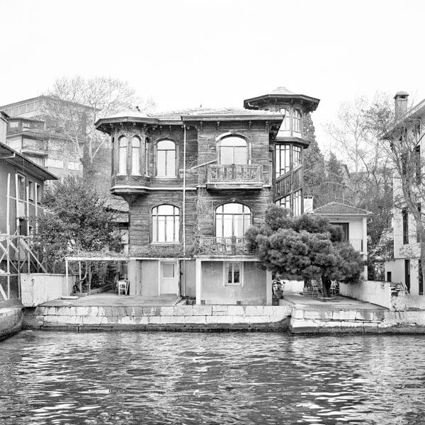 Una villa di legno affacciata sull’acqua del Bosforo, in bianco e nero