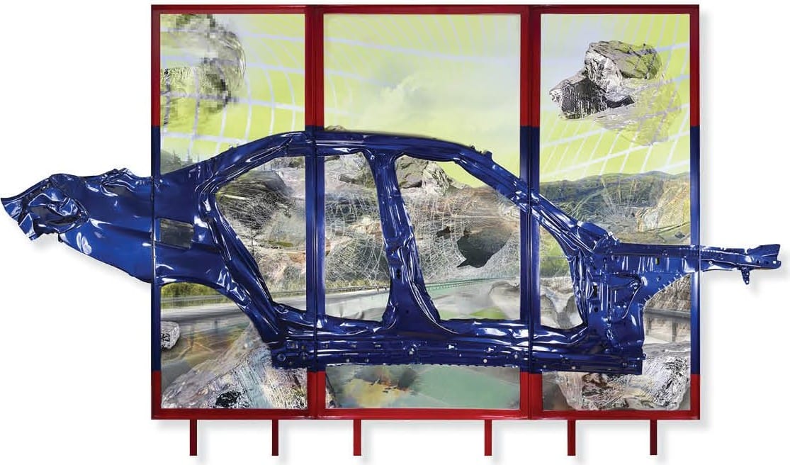 Opera di Felicity Hammond: la scocca blu di un’automobile su una struttura rossa, davanti a pannelli con immagini di cave