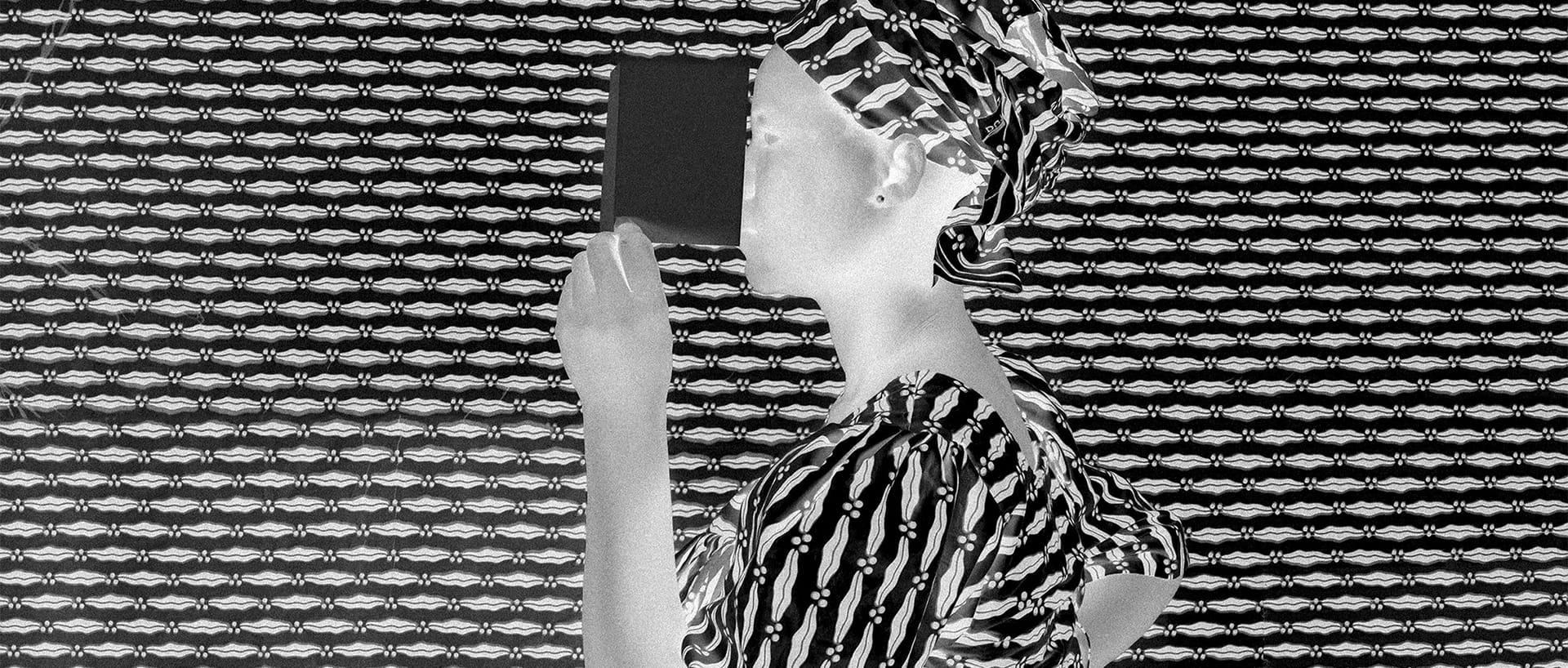 Fotografia di Silvia Rosi: una donna tiene un oggetto davanti al volto