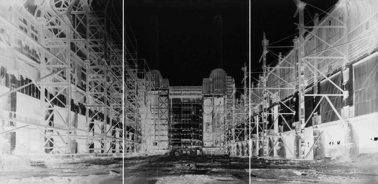 Fotografia in negativo: l’interno della centrale elettrica di Battersea