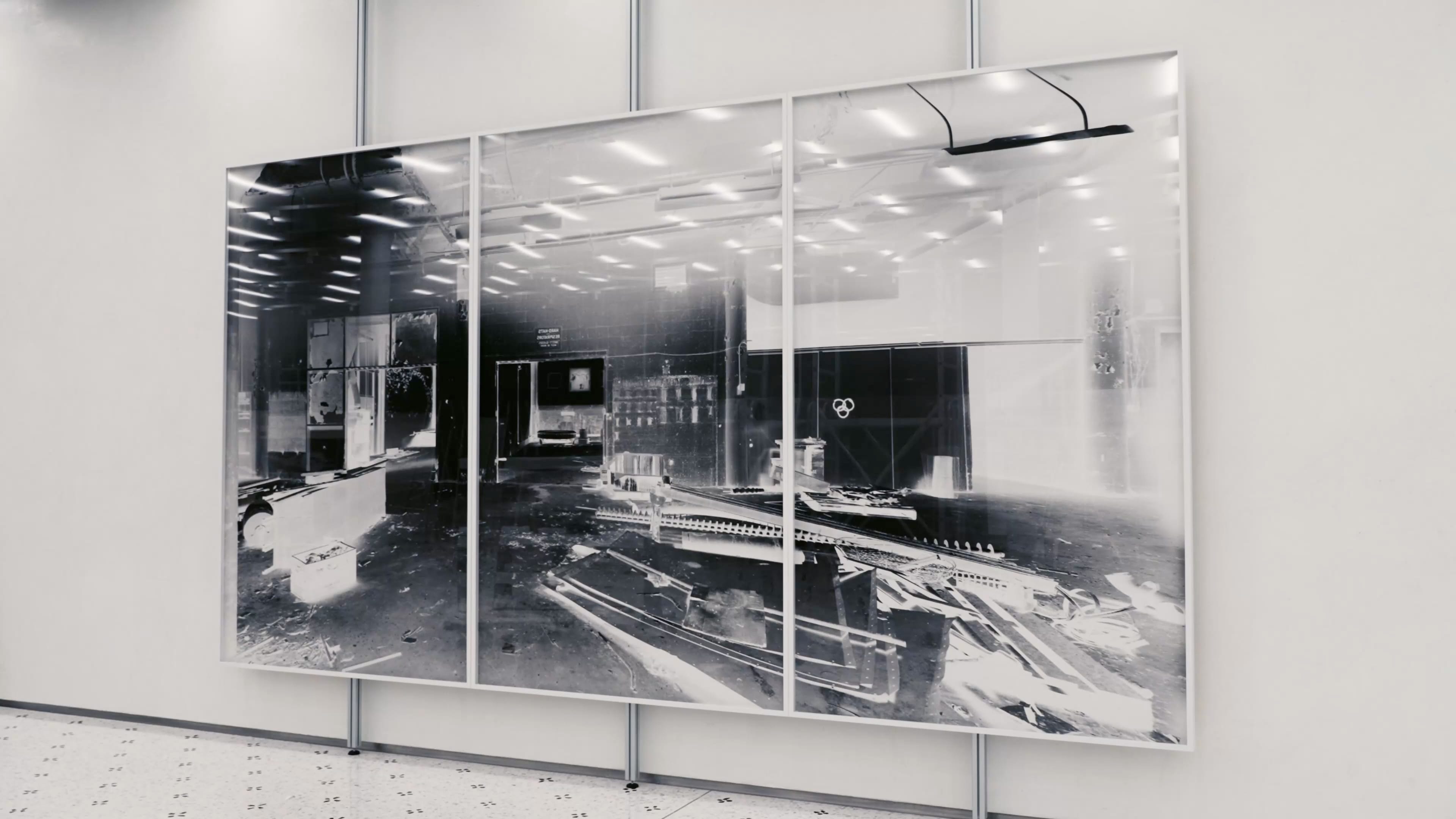 Una grande fotografia di Vera Lutter nella sala più luminosa delle MAST.Galleries