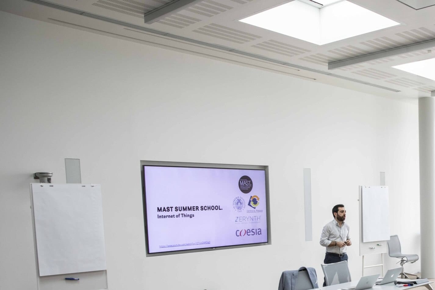 Un’aula con i lucernari e lo schermo a parete, durante una lezione della Summer School