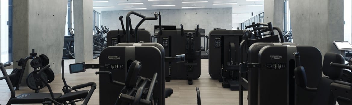La sala degli attrezzi Technogym tra i pilastri di cemento