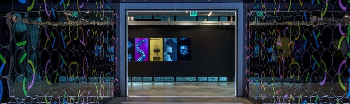 L’ingresso della Innovation Gallery tra due pareti di vetro decorate
