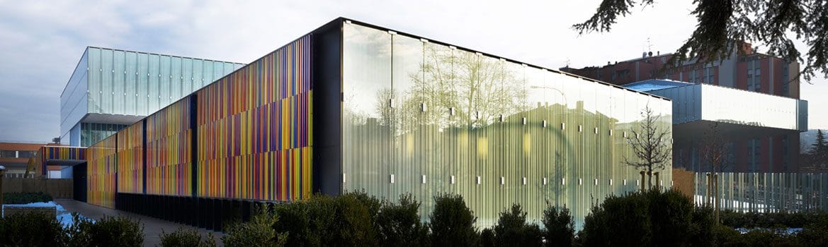 L’edificio del Nido Scuola MAST con la facciata a lamelle colorate
