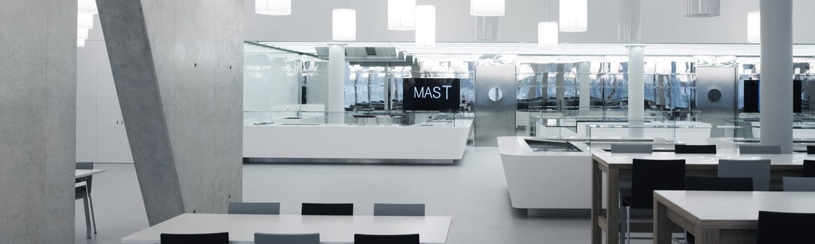 I banconi del self-service, con l’insegna MAST