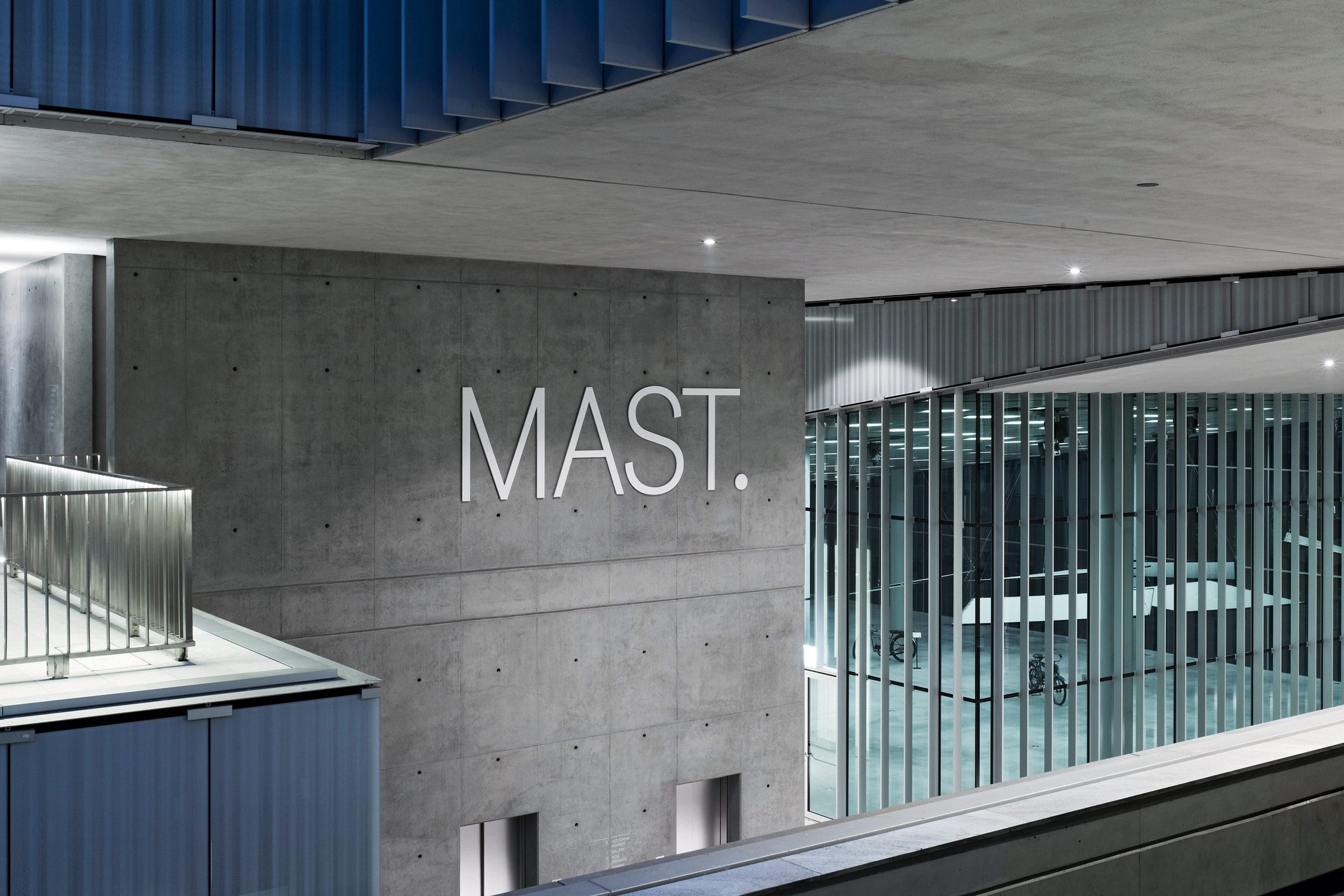 La scritta MAST. su un muro di cemento, tra i percorsi