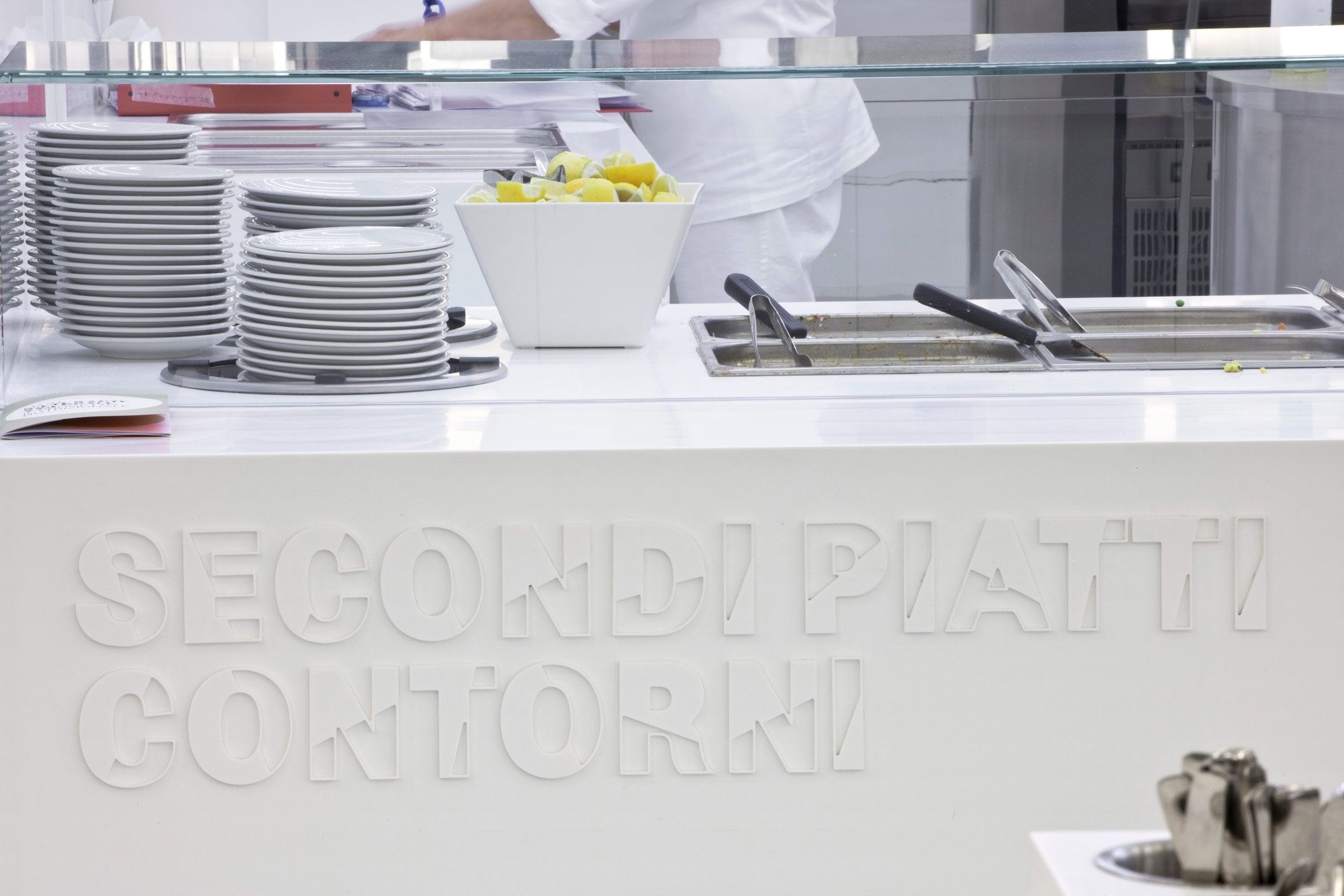 Il bancone del ristorante aziendale MAST.Canteen