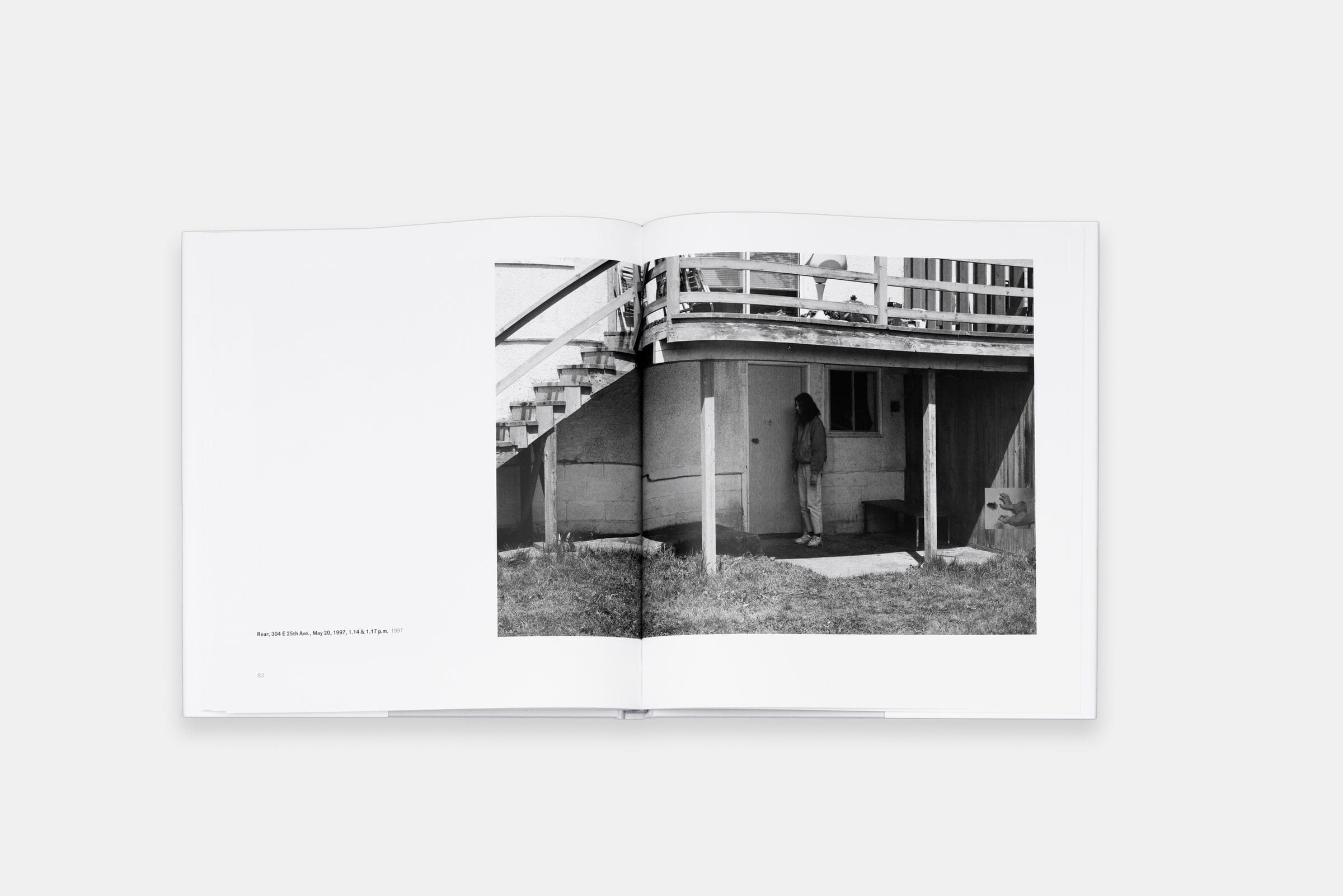 Il catalogo Jeff Wall. Living, Working, Surviving aperto sul frontespizio